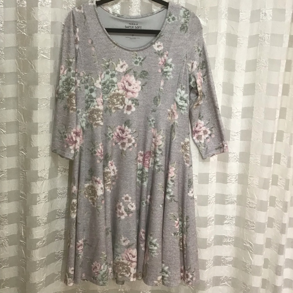 Torrid Super Soft Plush Heathered Gray Floral Fluted Dress Sz LG 12 Fit & Flare